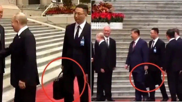 Tổng thống Nga Vladimir Putin thăm Trung Quốc ngày 16/5/2024. Người đứng sau ông cầm theo vali da màu đen. Người đứng sau Chủ tịch Trung Quốc Tập Cận Bình cũng xách vali đen. Ảnh: RT.