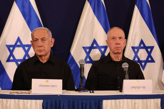 Thủ tướng Israel Benjamin Netanyahu (trái) và Bộ trưởng Quốc phòng Yoav Gallant tại cuộc họp báo ở căn cứ quân sự Kirya, Tel Aviv ngày 28/10/2023. Ảnh: AFP