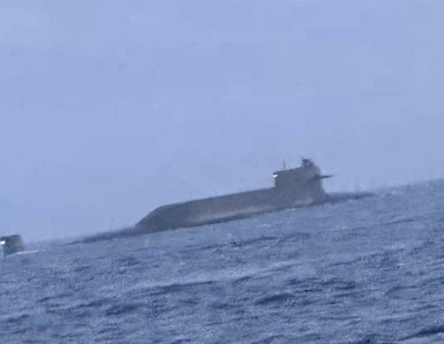Bức ảnh do ngư dân chụp cho thấy tàu ngầm Trung Quốc nổi lên ở eo biển Đài Loan, sáng 18/6.
