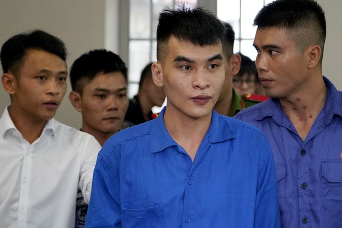 Võ Minh Kha (giữa) sau khi nghe tòa tuyên án. Ảnh: Trường Hà