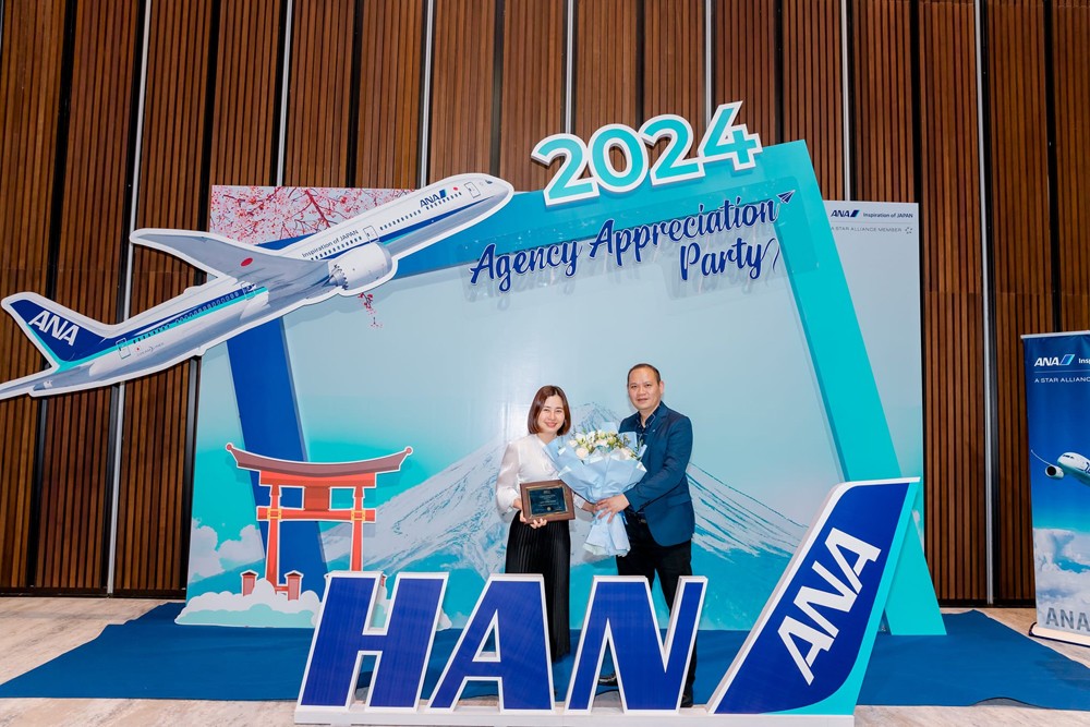 Ảnh chụp đại diện Nam Thanh - PGĐ Nguyễn Thúy Nga nhận quà và bằng khen chứng nhận “Top đại lý có doanh thu cao nhất miền Bắc 2023 của All Nippon Airways” (Ảnh Nam Thanh Travel)