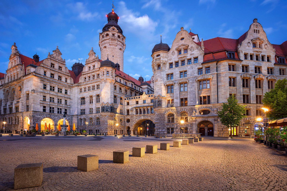 Du khách có thể dễ dàng đến Leipzig bằng các đường cao tốc. Thành phố cũng có ga xe lửa lớn nhất ở châu Âu.