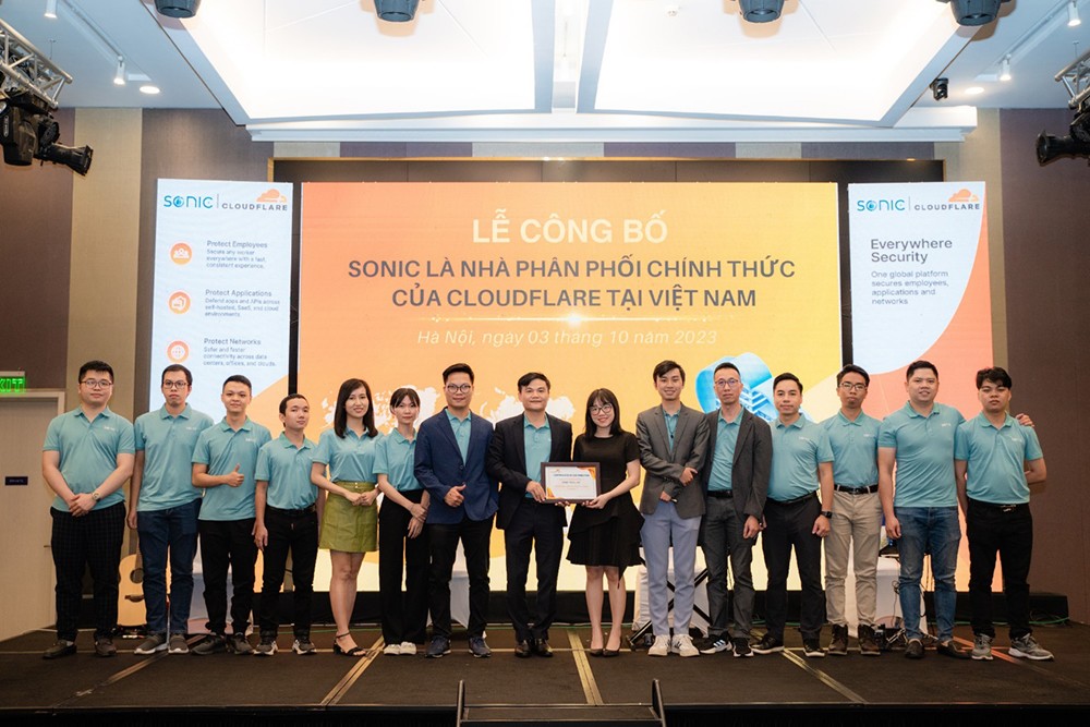 Đại diện hãng Cloudflare trao giấy chứng nhận nhà phân phối
