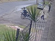 Thế giới - Video: Hai kẻ cướp đi xe máy tấn công một phụ nữ đi bộ và diễn biến bất ngờ