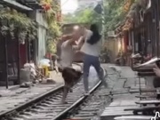 Tin tức trong ngày - Hà Nội: Cô gái lao vào đường ray định chụp ảnh khi tàu hỏa đang đến