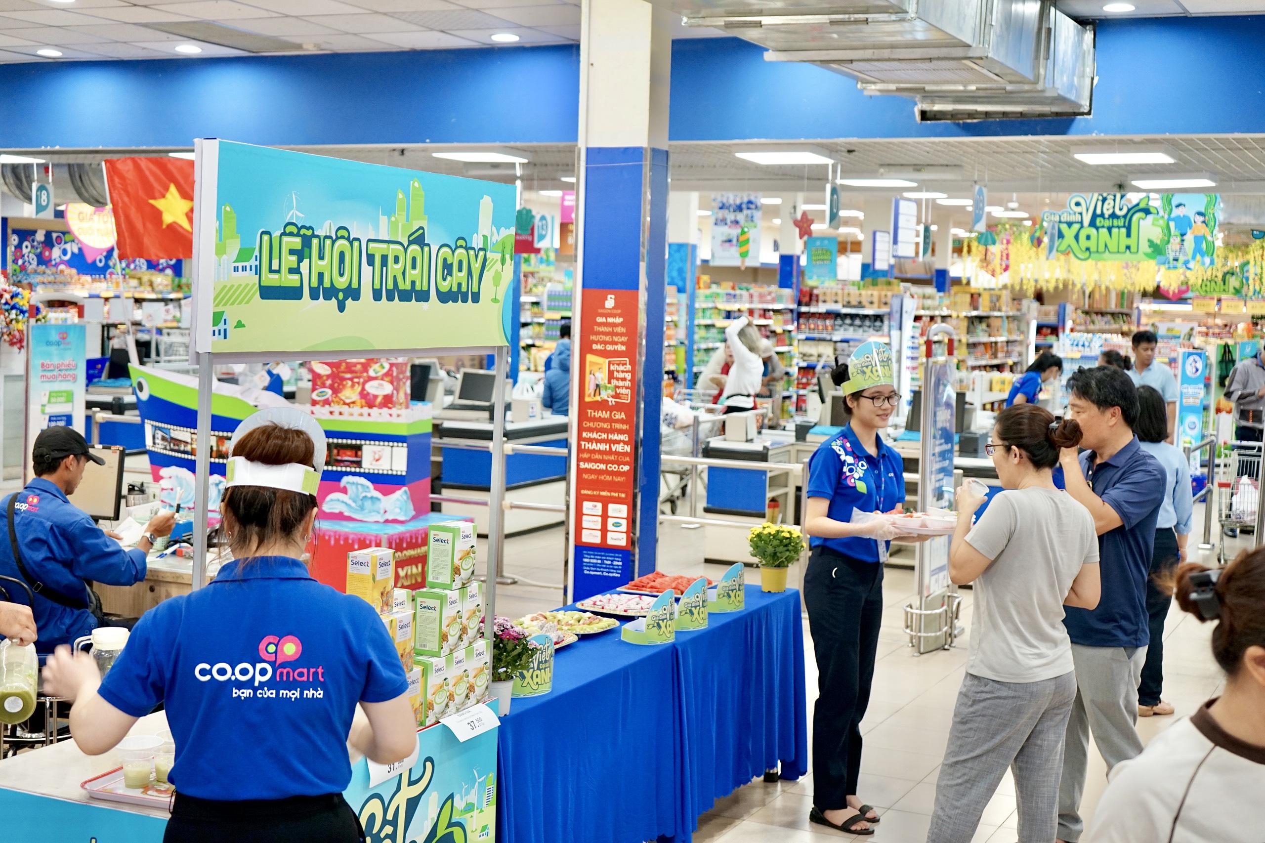 Khách hàng được mời dùng thử sản phẩm khi đến siêu thị