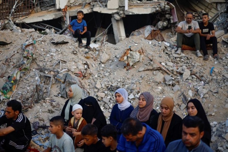 Một nhà nguyện ở thành phố Khan Younis bị phá hủy bởi bom của Israel. Ảnh Reuters. 