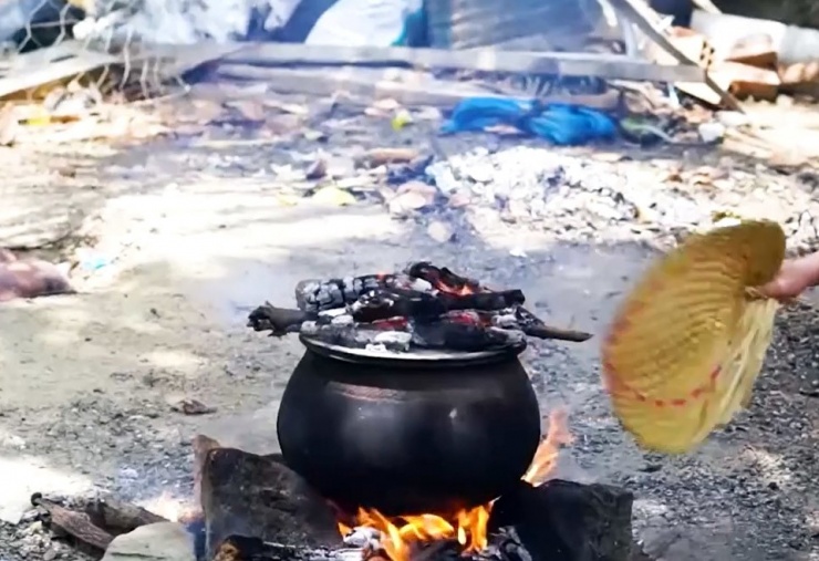 Lửa được đốt&nbsp;cả ở trên và dưới làm cho gà chín đều và thơm ngon hơn.