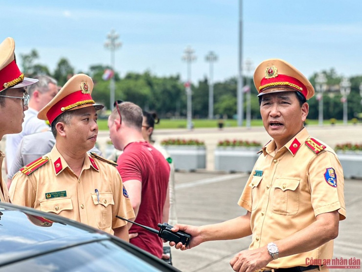 Đại tá Trần Đình Nghĩa, Trưởng phòng CSGT Hà Nội trực tiếp kiểm tra, đôn đốc công tác chuẩn bị.