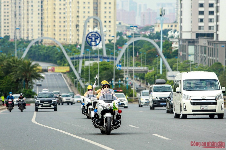Đoàn xe di chuyển vào đường Võ Chí Công (quận Tây Hồ, Hà Nội).