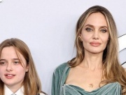 Làm đẹp - Angelina Jolie khoe hình xăm mới ở giữa ngực