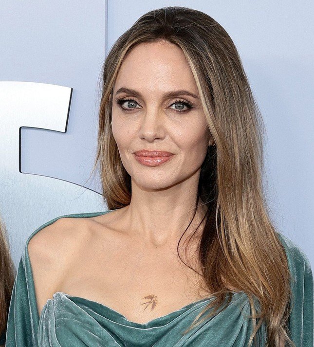 Angelina Jolie khoe hình xăm mới ở giữa ngực - 2