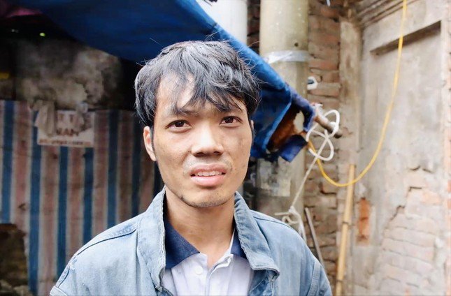 Nguyễn Đăng Văn lúc vừa cứu người trong vụ cháy chung cư mini ở quận Thanh Xuân hồi tháng 9/2023. Ảnh: Trọng Tài