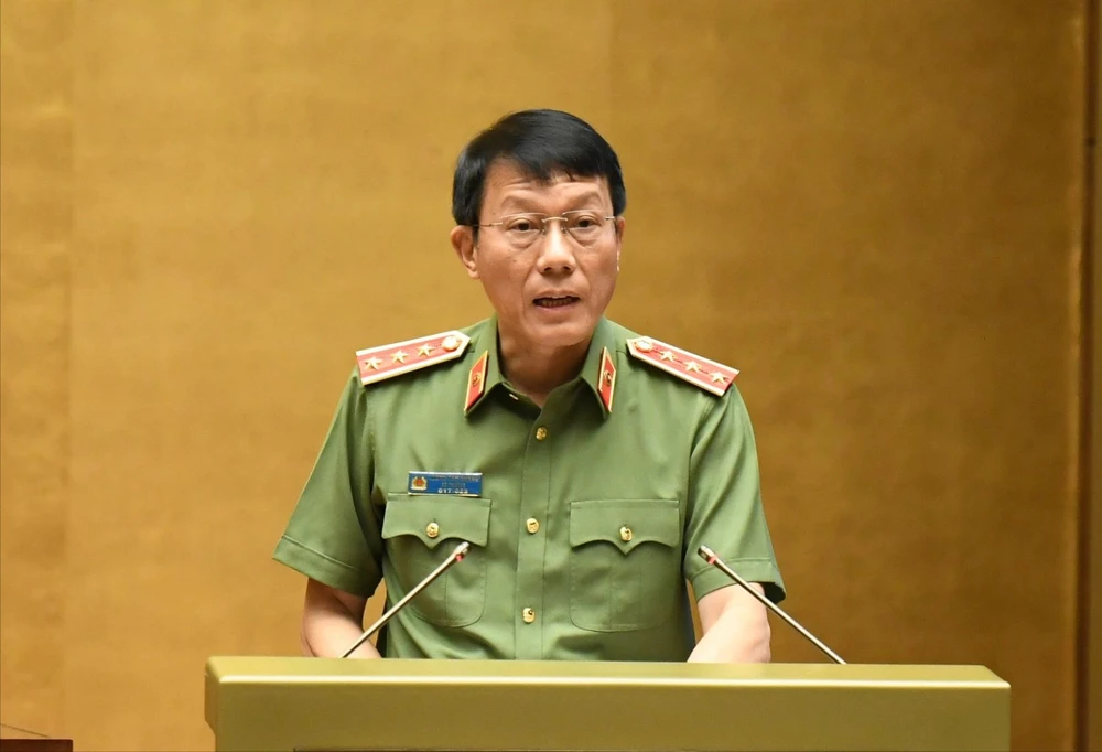 Bộ trưởng Bộ Công an Lương Tam Quang trình bày dự án Luật Phòng cháy, chữa cháy và cứu nạn, cứu hộ. Ảnh: QH