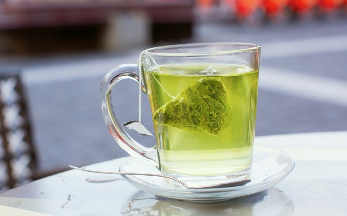 Thói quen uống trà xanh góp phần ức chế sự phát triển của vi khuẩn, giúp giảm mùi hôi cơ thể.
