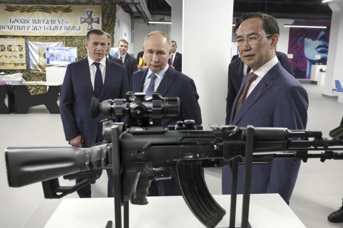Ông Putin (giữa) tham quan các sản phẩm công nghiệp quốc phòng tại Yakutsk ngày 18/6. Ảnh: Điện Kremlin