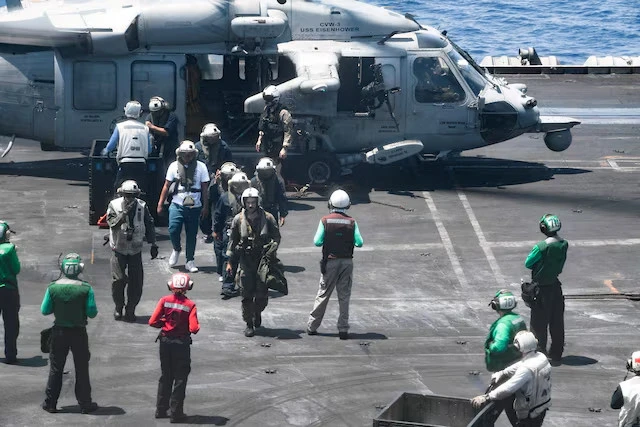 Các thủy thủ Mỹ hỗ trợ các thủy thủ gặp nạn trên tàu Tutor ngày 15-6. Ảnh: REUTERS