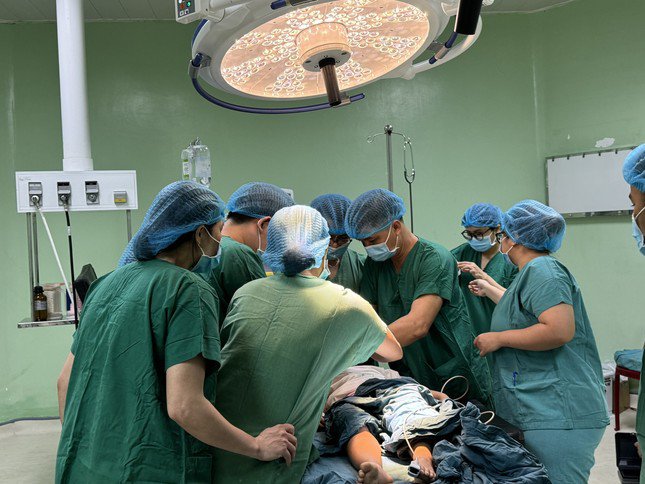 Bệnh viện Đa khoa tỉnh Quảng Ngãi tiến hành mổ cấp cứu cho 2 nạn nhân trong vụ án mạng.
