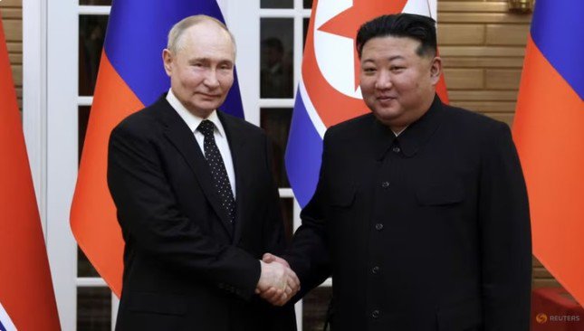 Tổng thống Nga Vladimir Putin và Chủ tịch Triều Tiên Kim Jong Un trong cuộc gặp ngày 19/6. (Ảnh: Reuters)