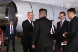 VIDEO: Ông Kim Jong-un ra sân bay đón ông Putin