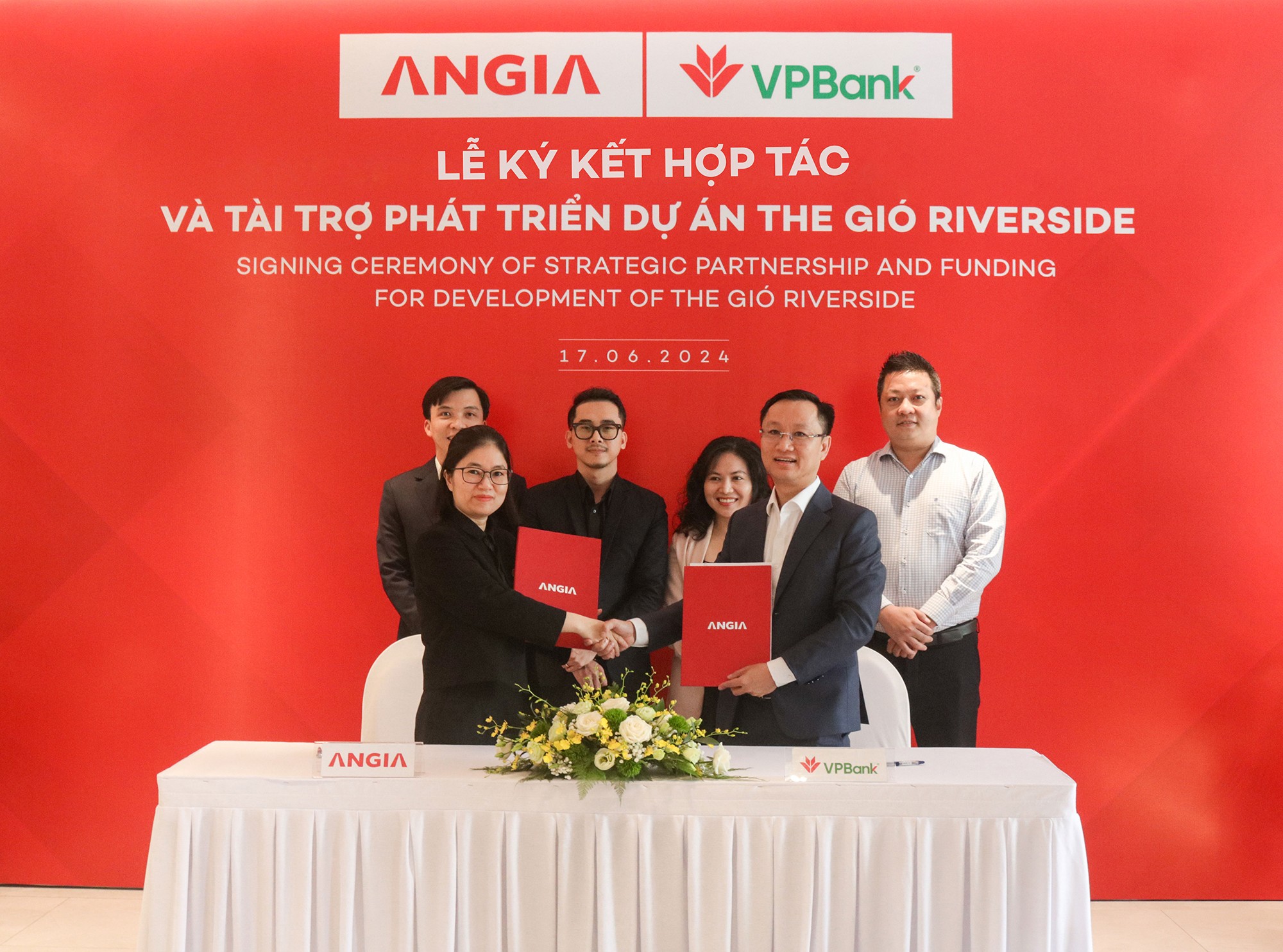 Đại diện An Gia (trái) và VPBank ký kết hợp tác