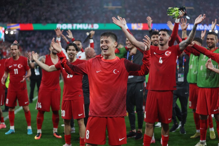 Sao trẻ Guler được ngợi ca trong chiến thắng ấn tượng của Thổ Nhĩ Kỳ