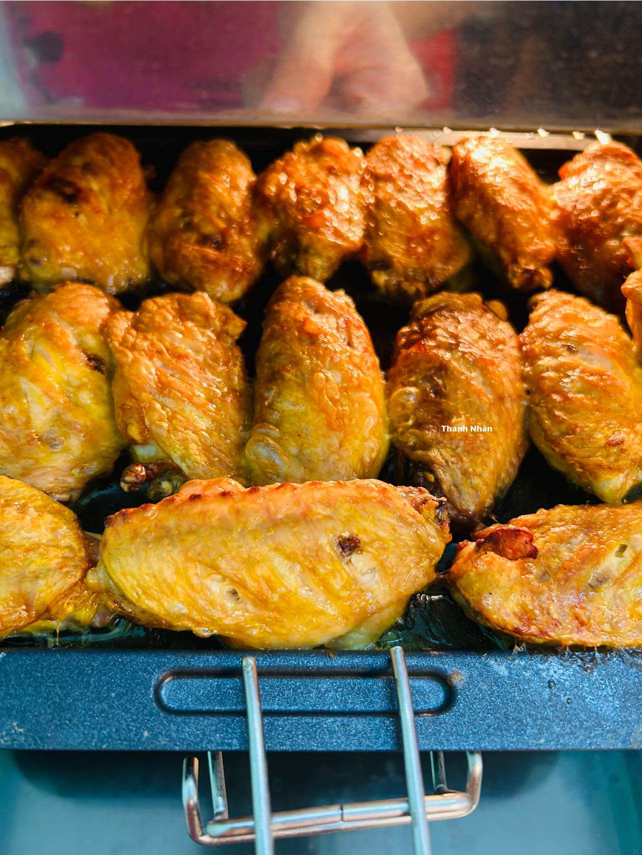 Nướng cánh gà ở mức nhiệt 200℃ trong khoảng 20 phút.