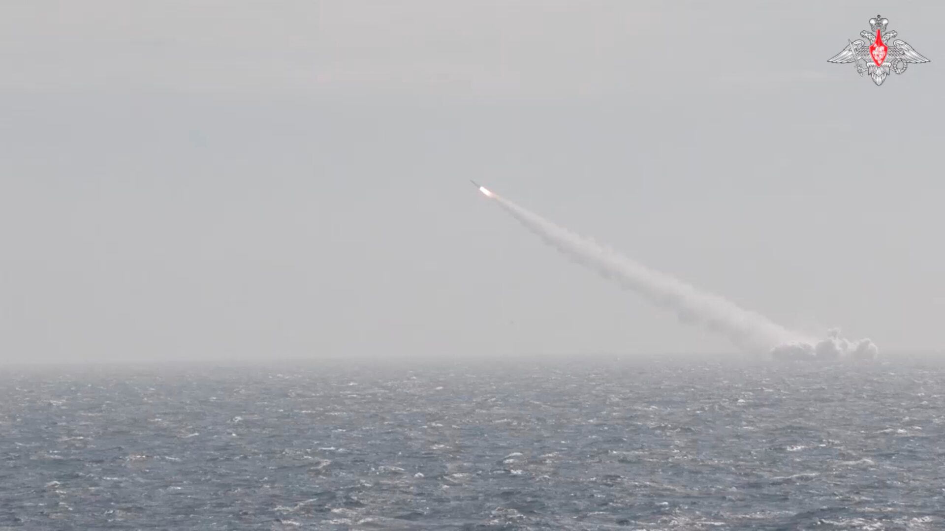 Tàu ngầm hạt nhân Nga phóng tên lửa trong cuộc tập trận công bố hôm 19/6. Ảnh: Bộ Quốc phòng Nga.