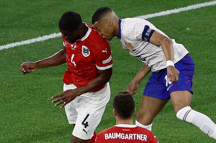 Tình huống dẫn đến chấn thương của Mbappe