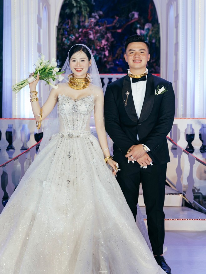 Nghệ An: Chú rể chi 5 tỷ làm đám cưới, cô dâu phải tháo bớt vàng vì bị bít cổ
