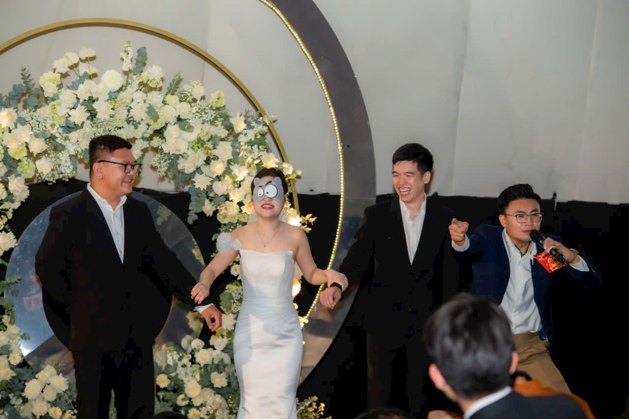 MC Trọng Hữu dẫn dắt những hoạt động kết nối trong tiệc cưới