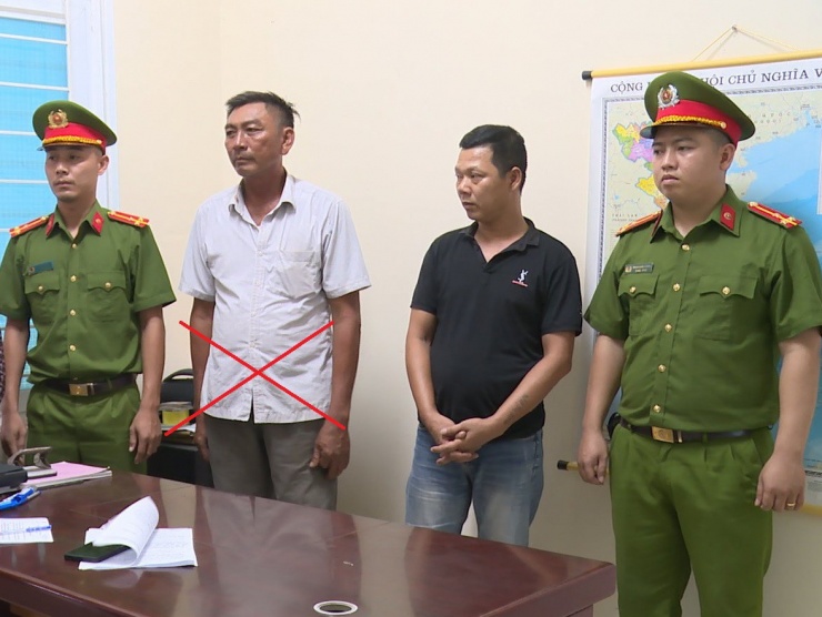 Đối tượng Nguyễn Văn Lới (áo trắng) và Nguyễn Ngọc Hồng (áo đen) tại cơ quan công an.