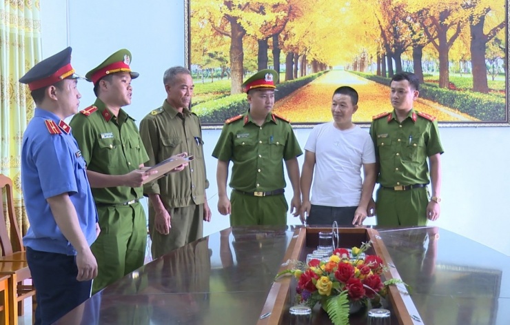 Cơ quan Cảnh sát điều tra Công an TX. Ba Đồn thi hành lệnh bắt tạm giam đối với Hoàng Văn Nam.