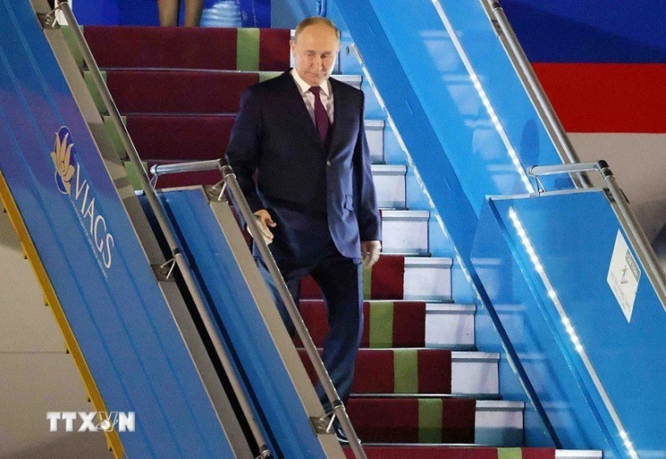 Tổng thống Nga Vladimir Putin đến Sân bay Quốc tế Nội Bài. Ảnh: Phạm Kiên/TTXVN
