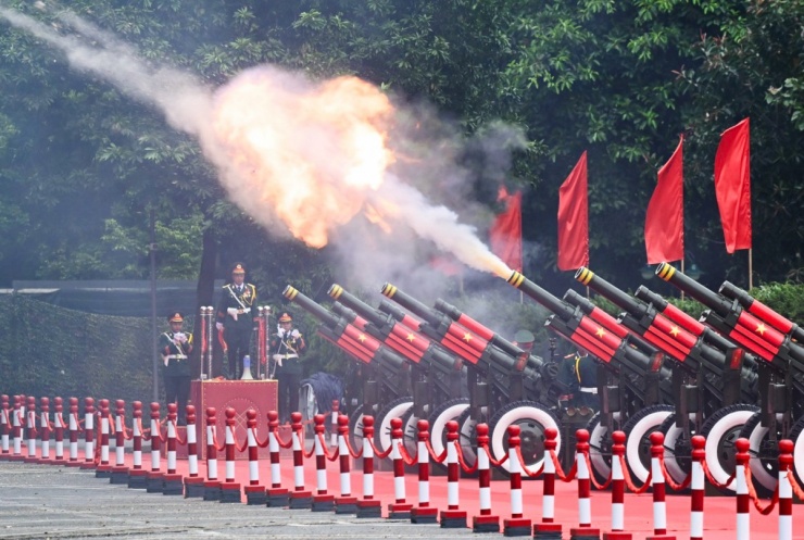  Dàn pháo lễ tại Hoàng thành Thăng Long khai hỏa 21 loạt đại  bác. 