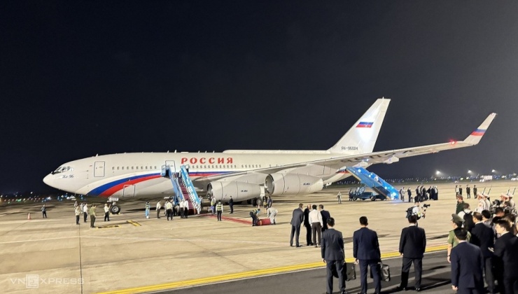 1h45 sáng 20/9, chuyên cơ chở Tổng thống Nga Putin hạ cánh xuống sân bay Nội Bài, Hà Nội, bắt đầu chuyến thăm chính thức Việt Nam. Ảnh: Ngọc Thành