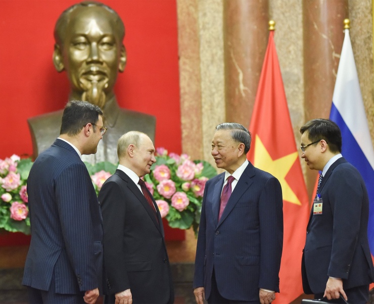 Chủ tịch nước Tô Lâm và Tổng thống Nga Putin trò chuyện trước khi vào hội đàm. Ảnh: Minh Nhật