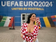 Thời trang - 'Fan nữ hot nhất World Cup 2022' mang sắc màu Croatia tới Đức