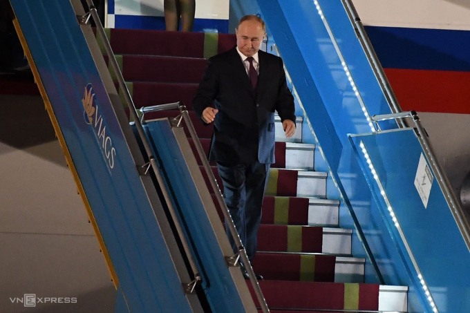 Tổng thống Putin bước từ chuyên cơ xuống. Ảnh: Ngọc Thành