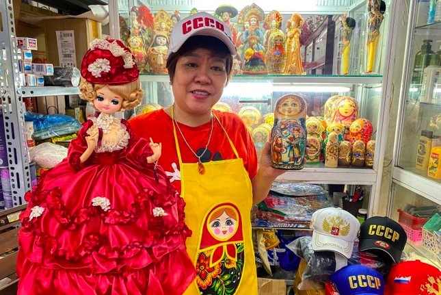 Bà Nguyễn Thị Hồng Vân, 55 tuổi, từng sống và làm việc ở Nga 20 năm, nay bán đồ lưu niệm tại cửa hàng ở Hà Nội. (Ảnh: Reuters)