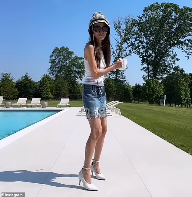 Vera Wang bên bể bơi. Ảnh: Instagram