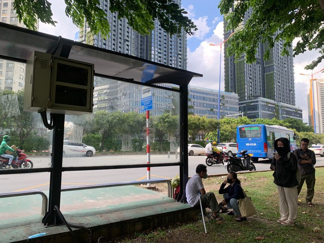 Bị trộm 2 bình ắc quy, nhà chờ xe buýt này gây khó khăn cho hành khách muốn tìm thông tin trên bảng điện tử. Ảnh: ÁI MY
