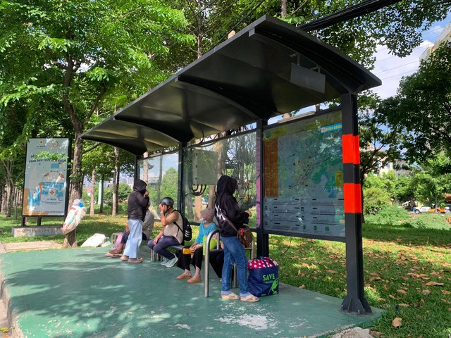 Nhà chờ xe buýt Q2 072 Thảo Điền (TP Thủ Đức, TP HCM) bị mất cắp 2 bình ắc quy và 1 bộ điều khiển inverter