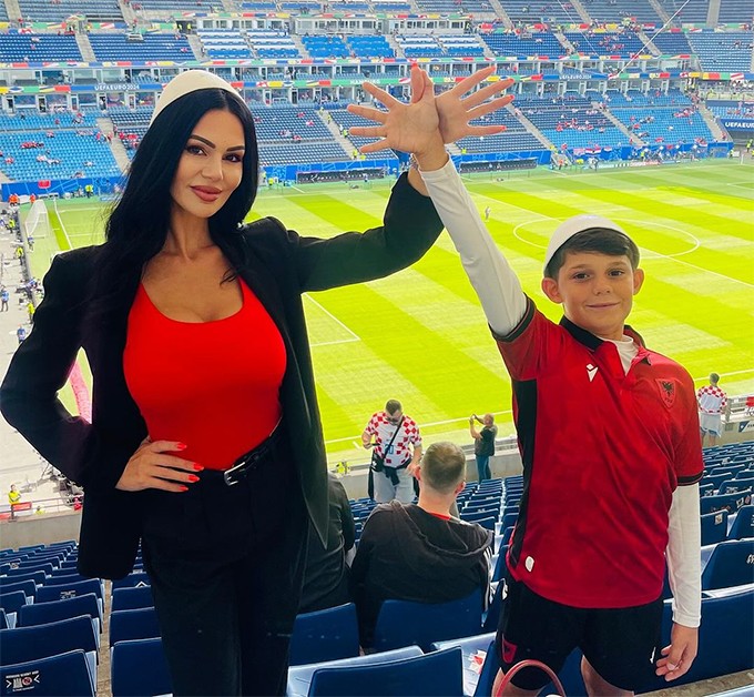 Erjona Sulejmani và con trai cổ vũ tuyển Albania trên khán đài. Ảnh: Instagram Erjona Sulejmani