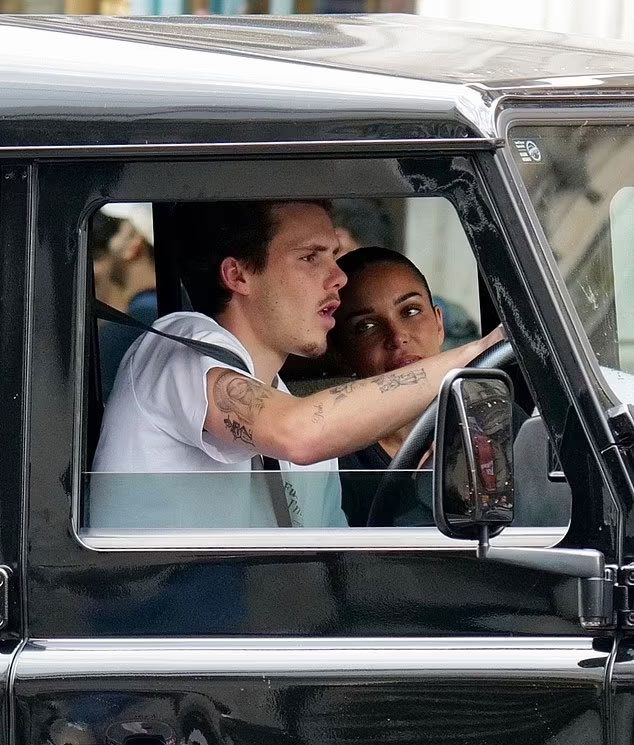 Truyền thông Anh đưa tin Cruz Beckham dường như có mối tình lãng mạn mới sau khi được trông thấy lái chiếc xe Land Rover Defender, đi dạo cùng người đẹp Jackie Apostel hôm qua.