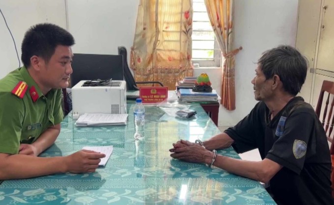 Lê Đình Thuyết (phải) thừa nhận hành vi tại cơ quan điều tra. Ảnh: Công an cung cấp