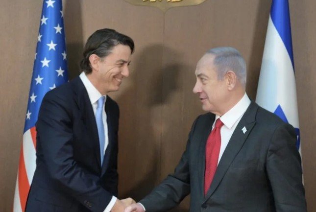 Đại sứ Mỹ Amos Hochstein và Thủ tướng Israel Benjamin Netanyahu. (Ảnh: CNN)