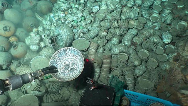 Robot nghiên cứu trục vớt những món đồ sứ tuyệt đẹp, vẫn còn nguyên vẹn sau hàng thế kỷ từ một trong 2 con "tàu ma" vừa được tìm thấy ở phía Bắc Biển Đông - Ảnh: NCHA