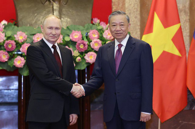 Chủ tịch nước Tô Lâm và Tổng thống Vladimir Putin chụp ảnh chung trước khi tiến hành hội đàm. Ảnh: Hữu Hưng