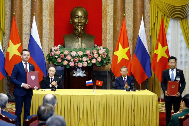 Chủ tịch nước Tô Lâm và Tổng thống Nga Putin chứng kiến lễ trao đổi các văn kiện hợp tác. (Ảnh: Như Ý)